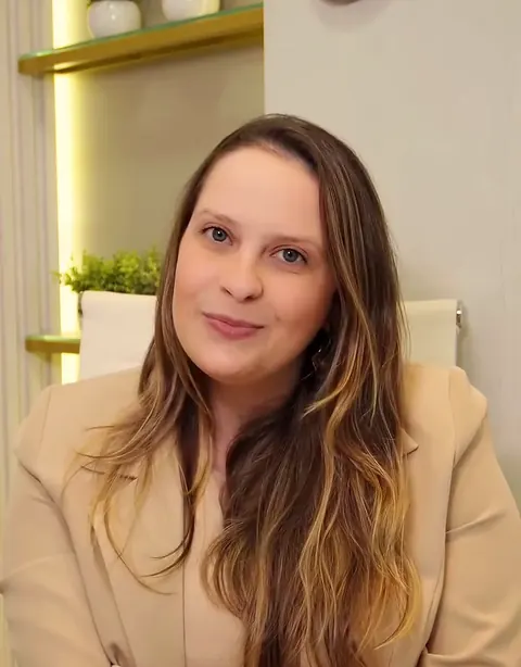 Dra. Gabriella sorrindo no consultório