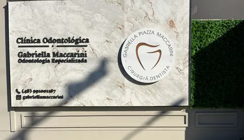 Fachada do consultório, porcelanato com o selo da Dra. Gabriella